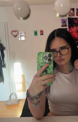 Laura TikTok girl