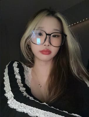 Girl with printed shirt 