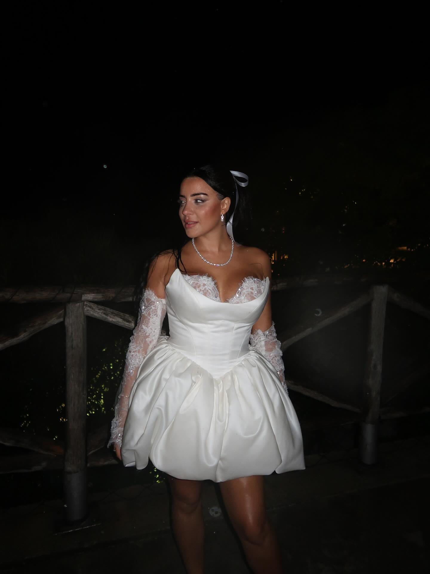 Letztes Jahr Oktober haben wir uns im PromiBB haus kennengelernt und jetzt bin ich einfach auf eurer Hochzeit. Ich habe euch direkt von Sekunde 1 in…