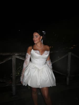 Letztes Jahr Oktober haben wir uns im PromiBB haus kennengelernt und jetzt bin ich einfach auf eurer Hochzeit. Ich habe euch direkt von Sekunde 1 in…