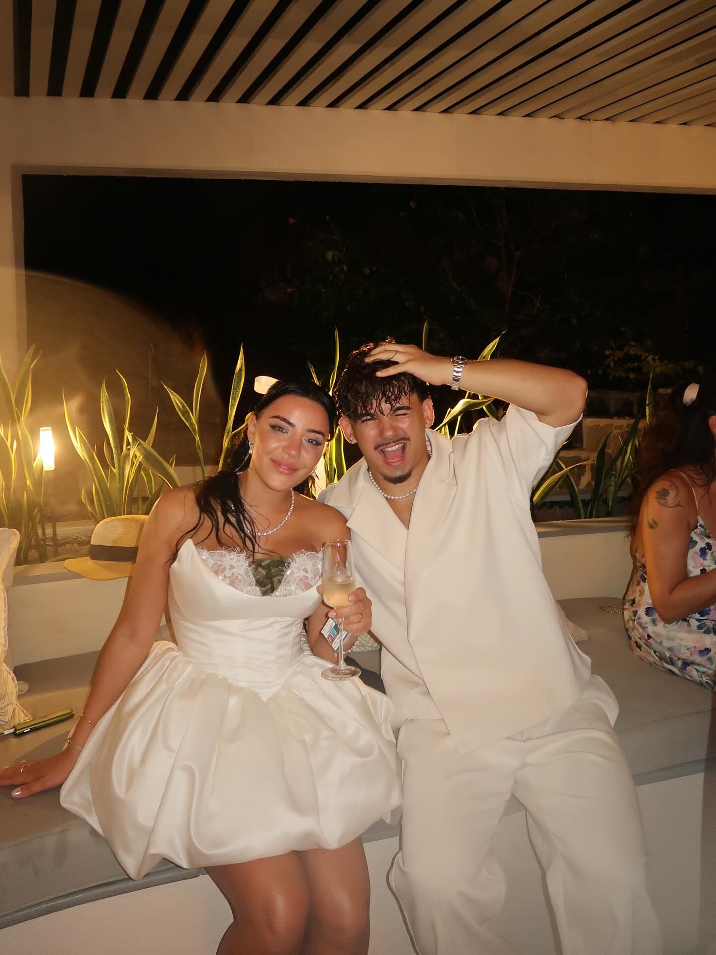 Letztes Jahr Oktober haben wir uns im PromiBB haus kennengelernt und jetzt bin ich einfach auf eurer Hochzeit. Ich habe euch direkt von Sekunde 1 in…