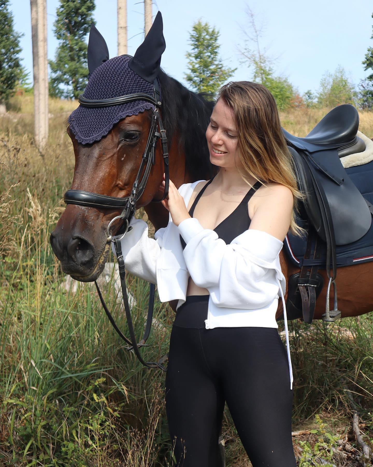#horse #horsegirl #pferdemädcjen #equestrian #animal #nature #outside #photoshooting #fotographie #model #me #teenmodel #reitleggings #leggins…