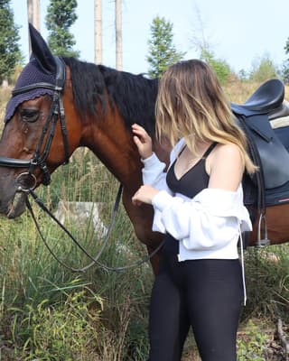 #horse #horsegirl #pferdemädcjen #equestrian #animal #nature #outside #photoshooting #fotographie #model #me #teenmodel #reitleggings #leggins…