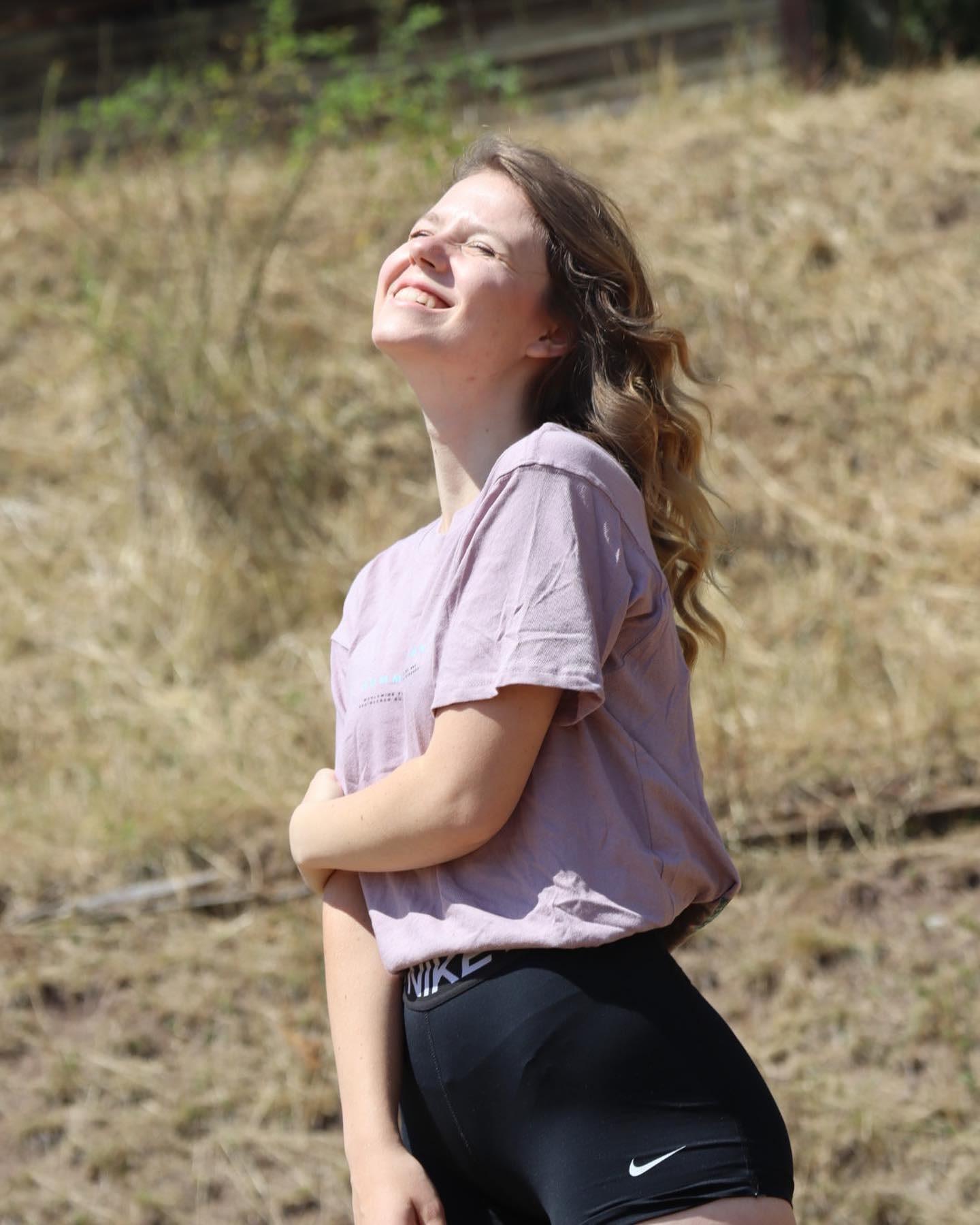 #happy #girl #teenmodel #fashion #nikeproshorts #outside #portraitphotography #shorts #smile #model #lächeln #outfitinspo #style #hübsch #happy…
