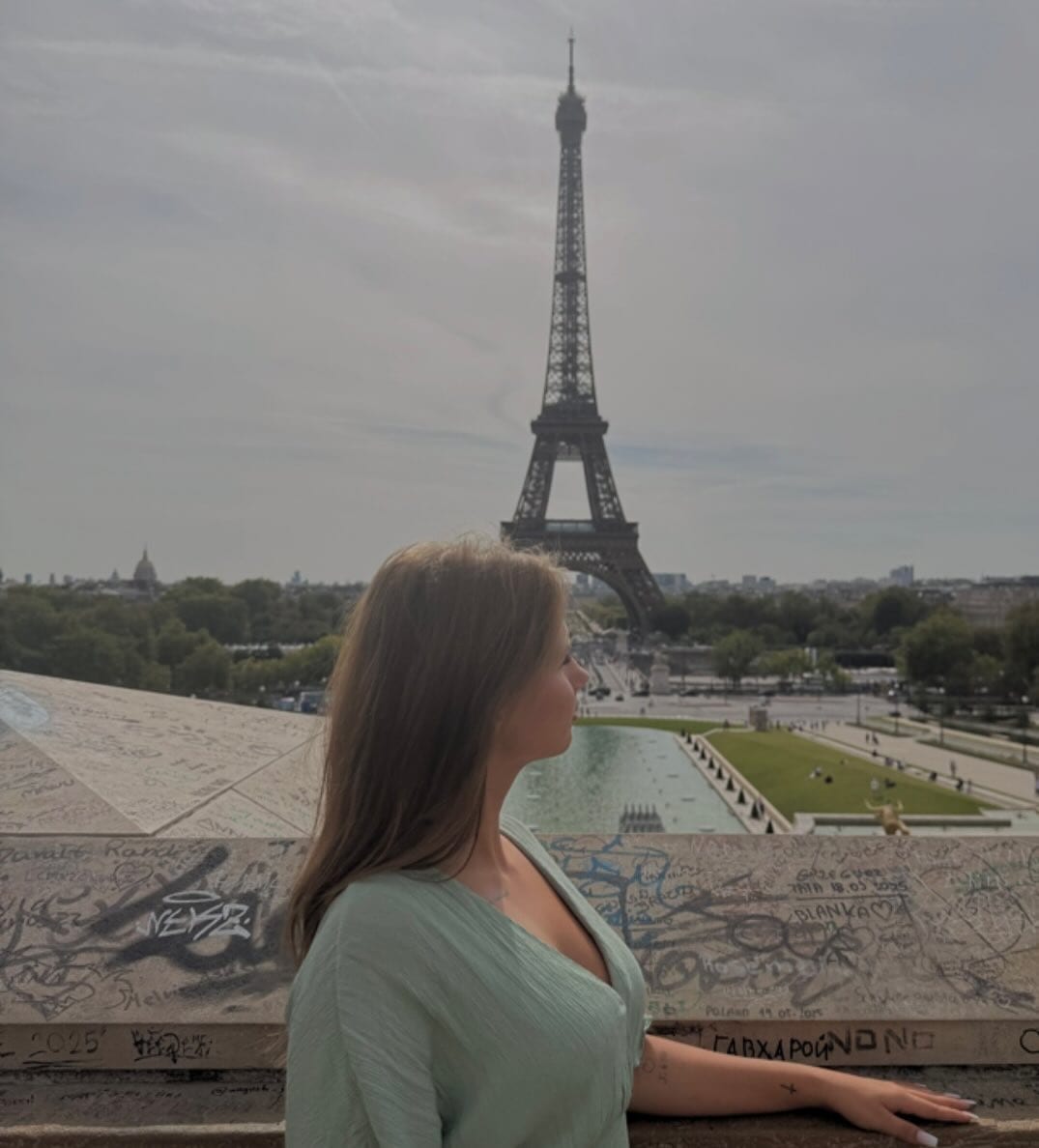 Manchmal sind es nicht die Orte, sondern die Menschen, mit denen man sie zum ersten Mal erlebt. 🇫🇷💌🥐 #paris #parís #france #travelgram #traveling…