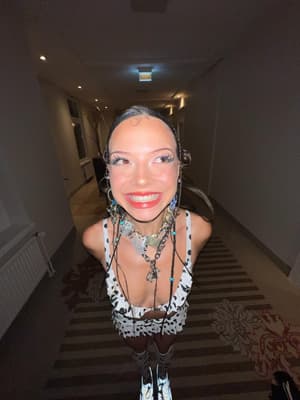 Wie viele punkte hat mein outfit die mit der richtigen antwort kriegt von mir ein selbstgebasteltes Pferd in der größe eines kleinen Hundes