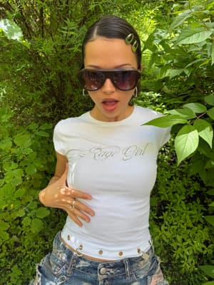 ACHTUNG ACHTUNG LIMITED MERCH DROP OUT NOW 🔥 Babytee in black/white mit RAGE GIRL print und Ösen zum diy-Stylen mit • schwarzer Pouch mit Logo-Druck…