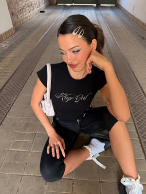 ACHTUNG ACHTUNG LIMITED MERCH DROP OUT NOW 🔥 Babytee in black/white mit RAGE GIRL print und Ösen zum diy-Stylen mit • schwarzer Pouch mit Logo-Druck…