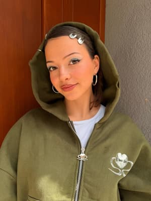 ACHTUNG 🚨 AB JETZT könnt ihr den limited Bomber-Zipper „Rage Girl Oliv“ bei mir im Shop vorbestellen ahhh ich lieb ihn so😍 - schwerer unisex Zipper…