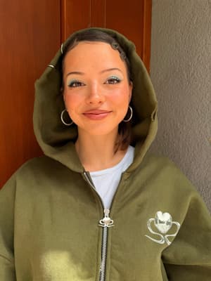 ACHTUNG 🚨 AB JETZT könnt ihr den limited Bomber-Zipper „Rage Girl Oliv“ bei mir im Shop vorbestellen ahhh ich lieb ihn so😍 - schwerer unisex Zipper…