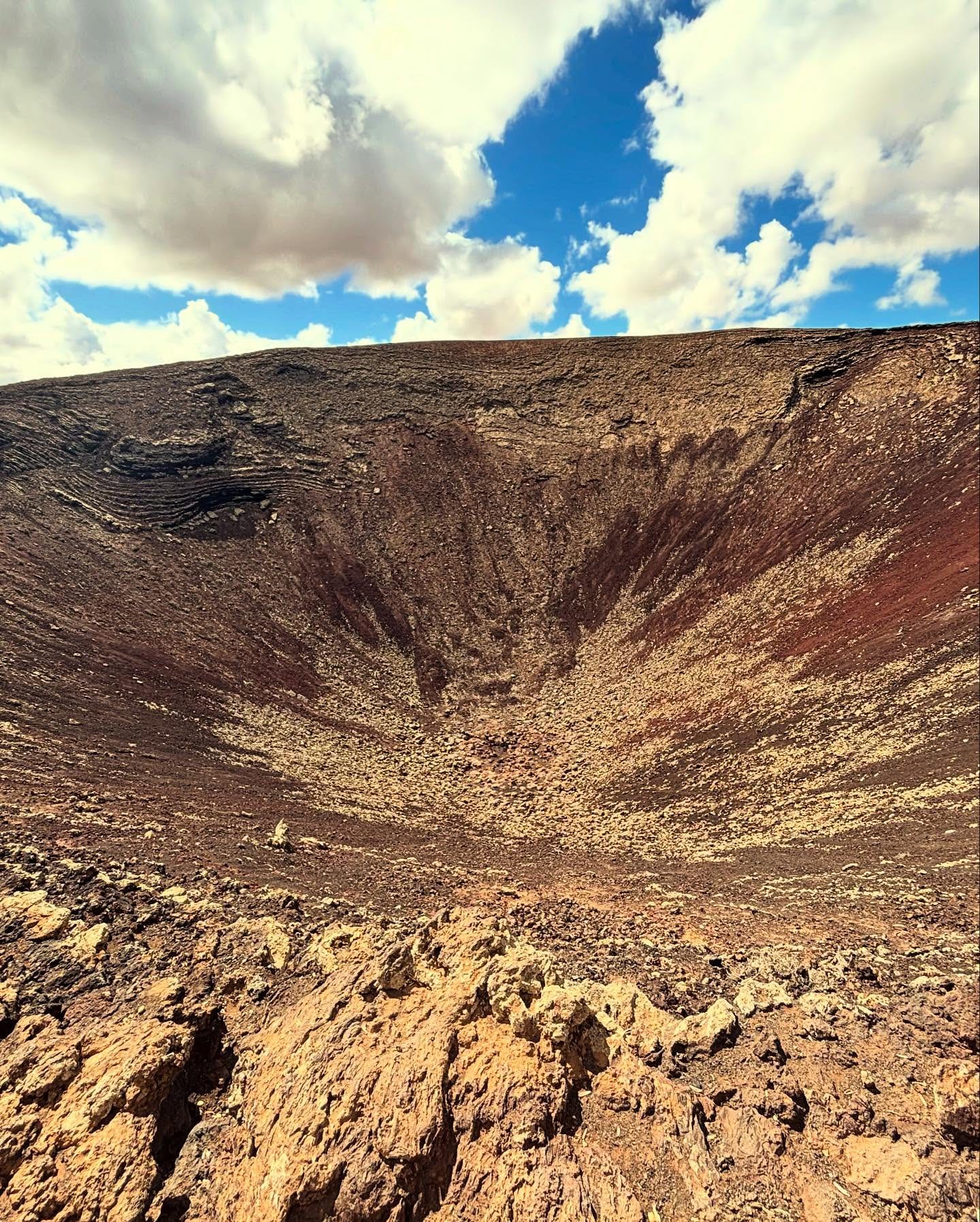 🌋Der Calderón Hondo ist ein beeindruckender Vulkan auf Fuerteventura, nahe der Stadt Lajares im Norden der Insel. Sein Krater ist etwa 50 Meter tief…