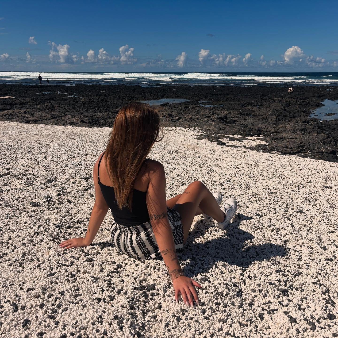 🍿Der Popcorn-Strand auf Fuerteventura ist ein einzigartiger Strand nahe Corralejo im Norden der Insel. Statt klassischem Sand besteht der Boden aus…