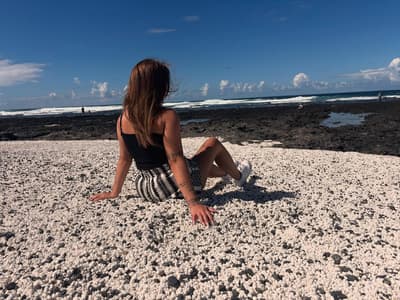 🍿Der Popcorn-Strand auf Fuerteventura ist ein einzigartiger Strand nahe Corralejo im Norden der Insel. Statt klassischem Sand besteht der Boden aus…