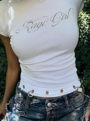 ACHTUNG ACHTUNG LIMITED MERCH DROP OUT NOW 🔥 Babytee in black/white mit RAGE GIRL print und Ösen zum diy-Stylen mit • schwarzer Pouch mit Logo-Druck…