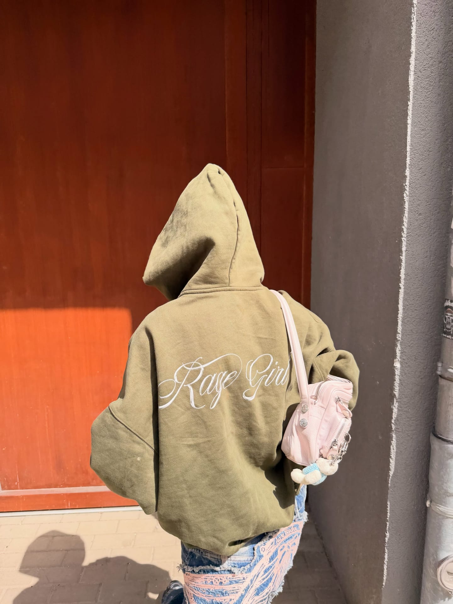 ACHTUNG 🚨 AB JETZT könnt ihr den limited Bomber-Zipper „Rage Girl Oliv“ bei mir im Shop vorbestellen ahhh ich lieb ihn so😍 - schwerer unisex Zipper…