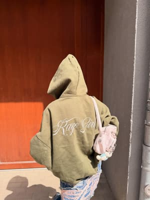 ACHTUNG 🚨 AB JETZT könnt ihr den limited Bomber-Zipper „Rage Girl Oliv“ bei mir im Shop vorbestellen ahhh ich lieb ihn so😍 - schwerer unisex Zipper…
