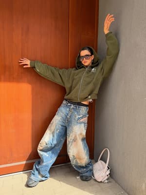 ACHTUNG 🚨 AB JETZT könnt ihr den limited Bomber-Zipper „Rage Girl Oliv“ bei mir im Shop vorbestellen ahhh ich lieb ihn so😍 - schwerer unisex Zipper…