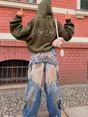 ACHTUNG 🚨 AB JETZT könnt ihr den limited Bomber-Zipper „Rage Girl Oliv“ bei mir im Shop vorbestellen ahhh ich lieb ihn so😍 - schwerer unisex Zipper…
